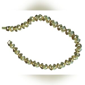 Napier vintage 18 in criss cross kiss classic necklace.